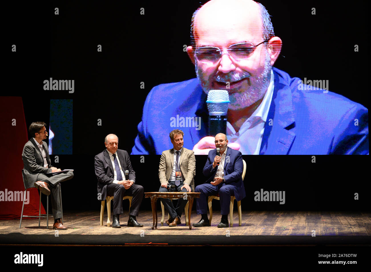 LUCCA, ITALIE. 30 OCTOBRE , 2019. Inauguration de l'Lucca Comics AND GAMES 2019 cas Lucca Comics AND GAMES 2019 avec la présence des autorités locales, Vice-Ministre de l'intérieur Claudio Vito Crimi, et le designer Giorgio Cavezzano Donald Duck. Stefano Dalle Luche / Alamy Live News. Banque D'Images