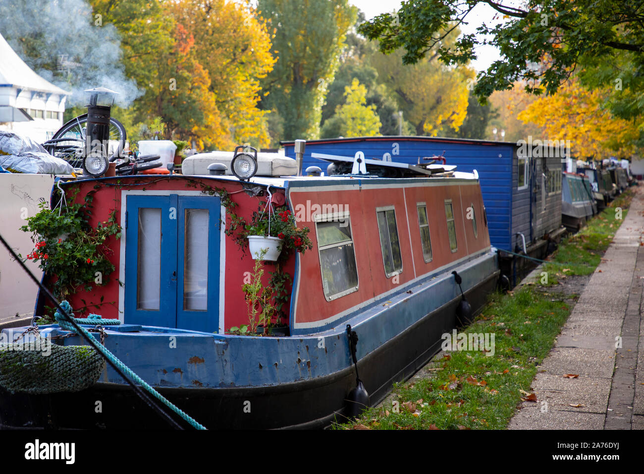 Londres, Royaume-Uni - Octobre 27th, 2019 : Rangées de bateaux sont amarrés dans la Petite Venise, quartier célèbre le long de Regents Canal Banque D'Images