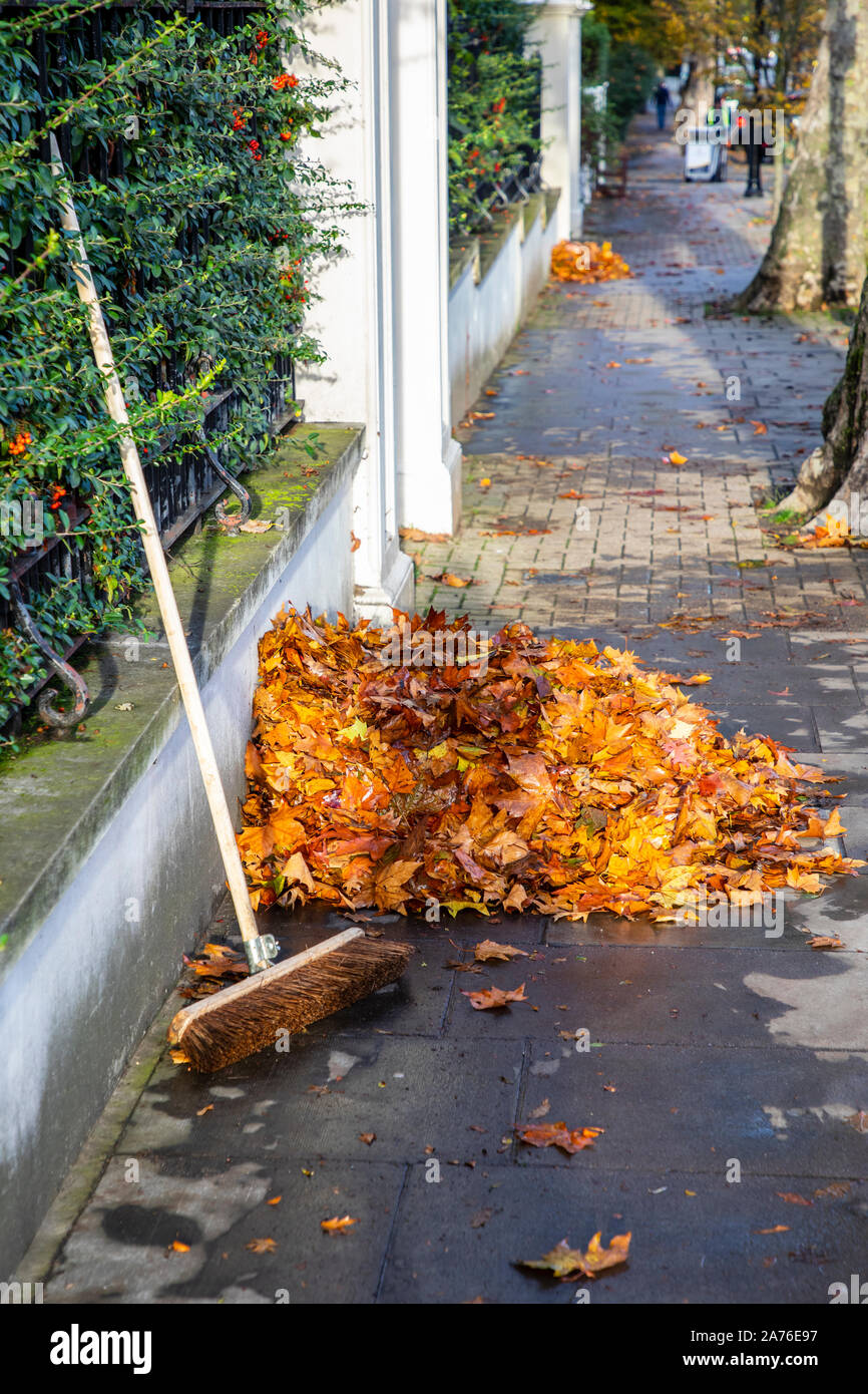 Pile de feuilles d'automne sur le trottoir Banque D'Images