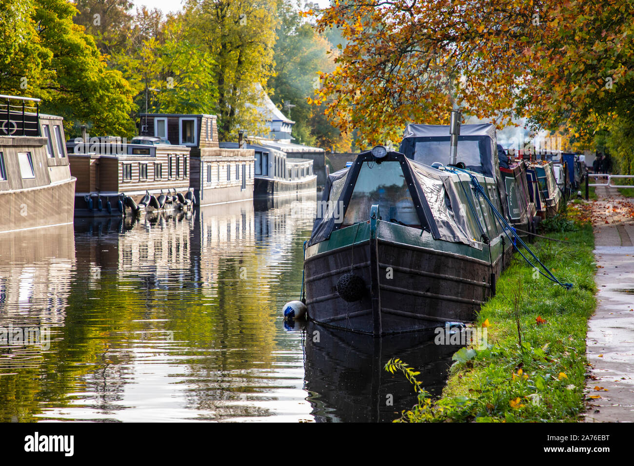 Londres, Royaume-Uni - Octobre 27th, 2019 : Rangées de bateaux sont amarrés dans la Petite Venise, quartier célèbre le long de Regents Canal Banque D'Images