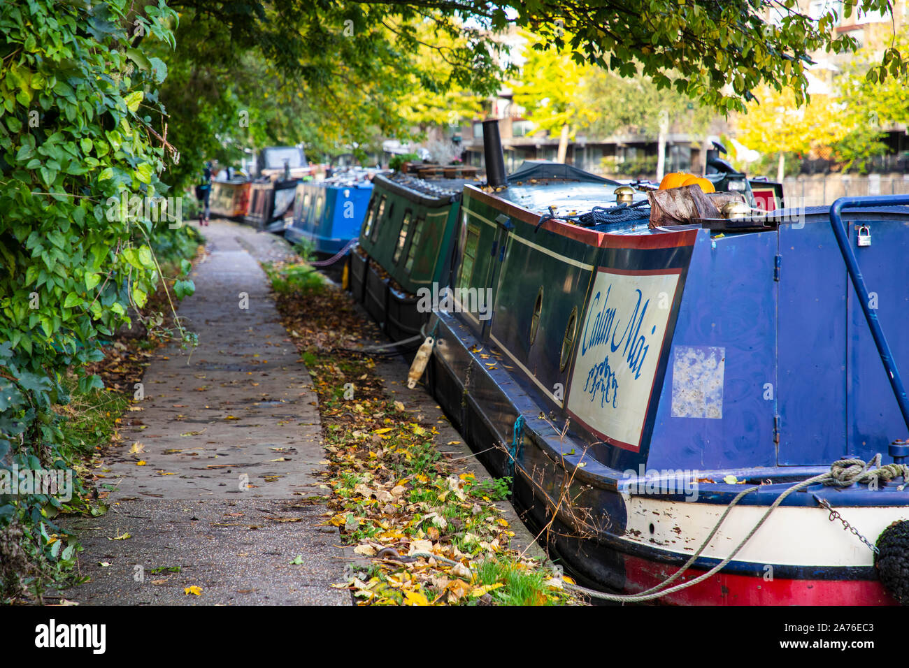 Londres, Royaume-Uni - Octobre 27th, 2019 : Rangées de bateaux sont amarrés dans la Petite Venise, quartier célèbre le long de Regents Canal Banque D'Images