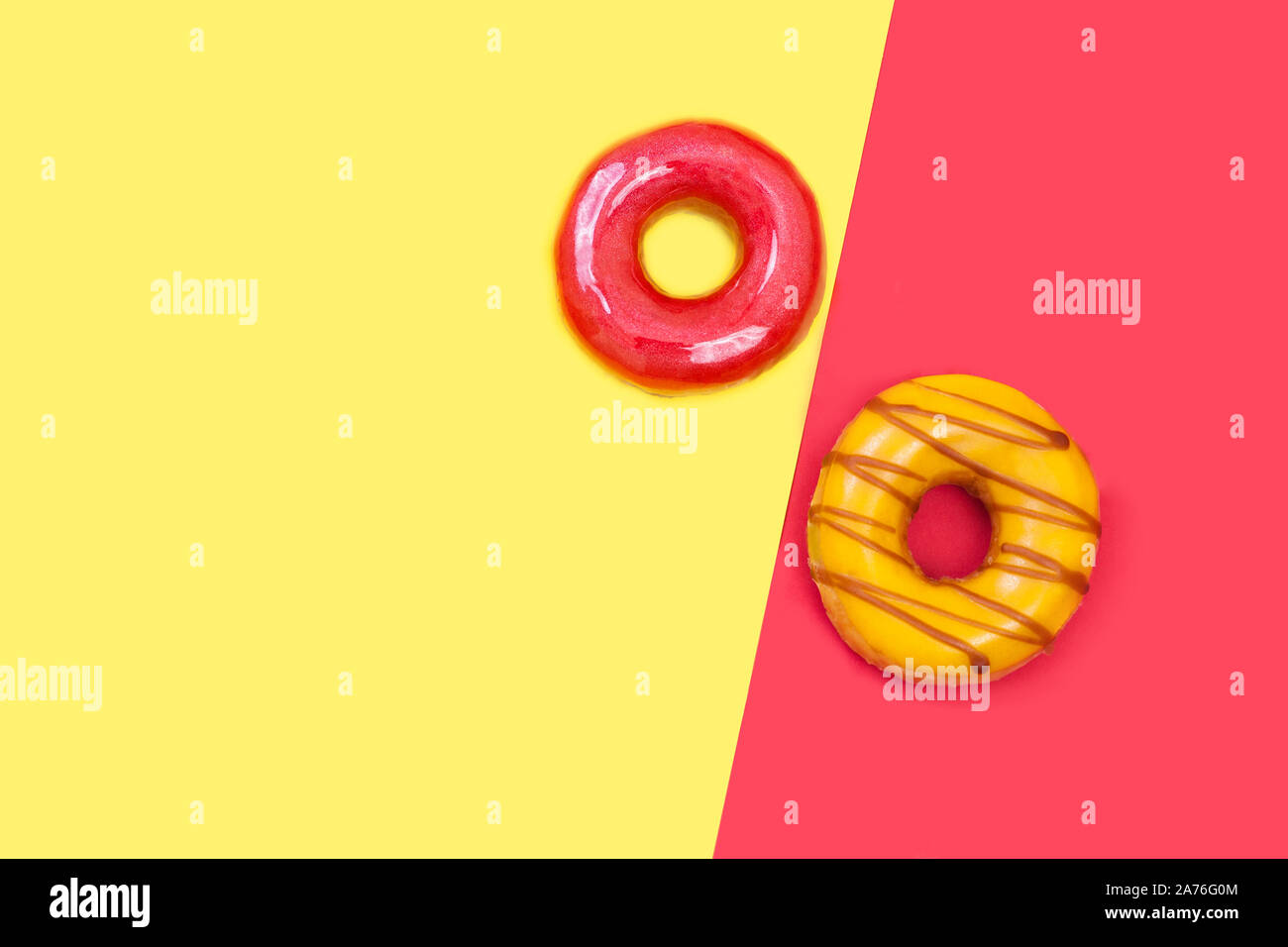 Le rouge et jaune donut en pourcentage sur un fond rouge-jaune. Mise à plat de style. Banque D'Images