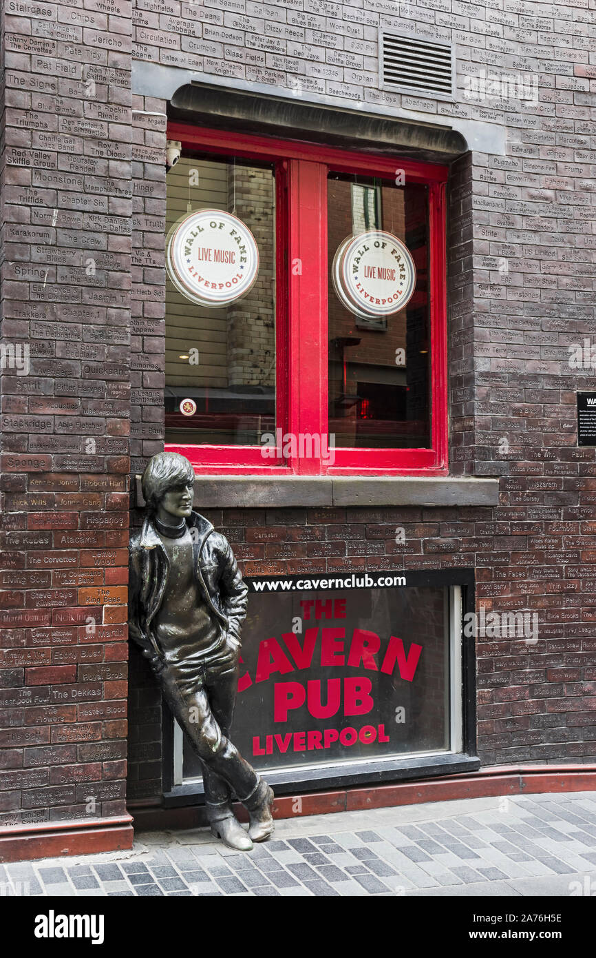 Statue de John Lennon des Beatles à la Cavern groupe pop Pub o Mathew Street en face du mur de la renommée ; Liverpool, Royaume-Uni Banque D'Images