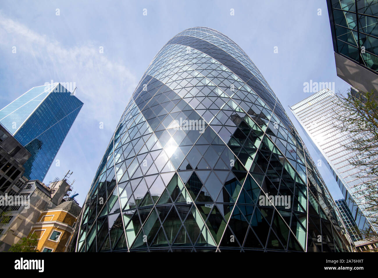 Les réflexions dans le Gherkin dans le quartier financier de Londres, Angleterre, Royaume-Uni Banque D'Images