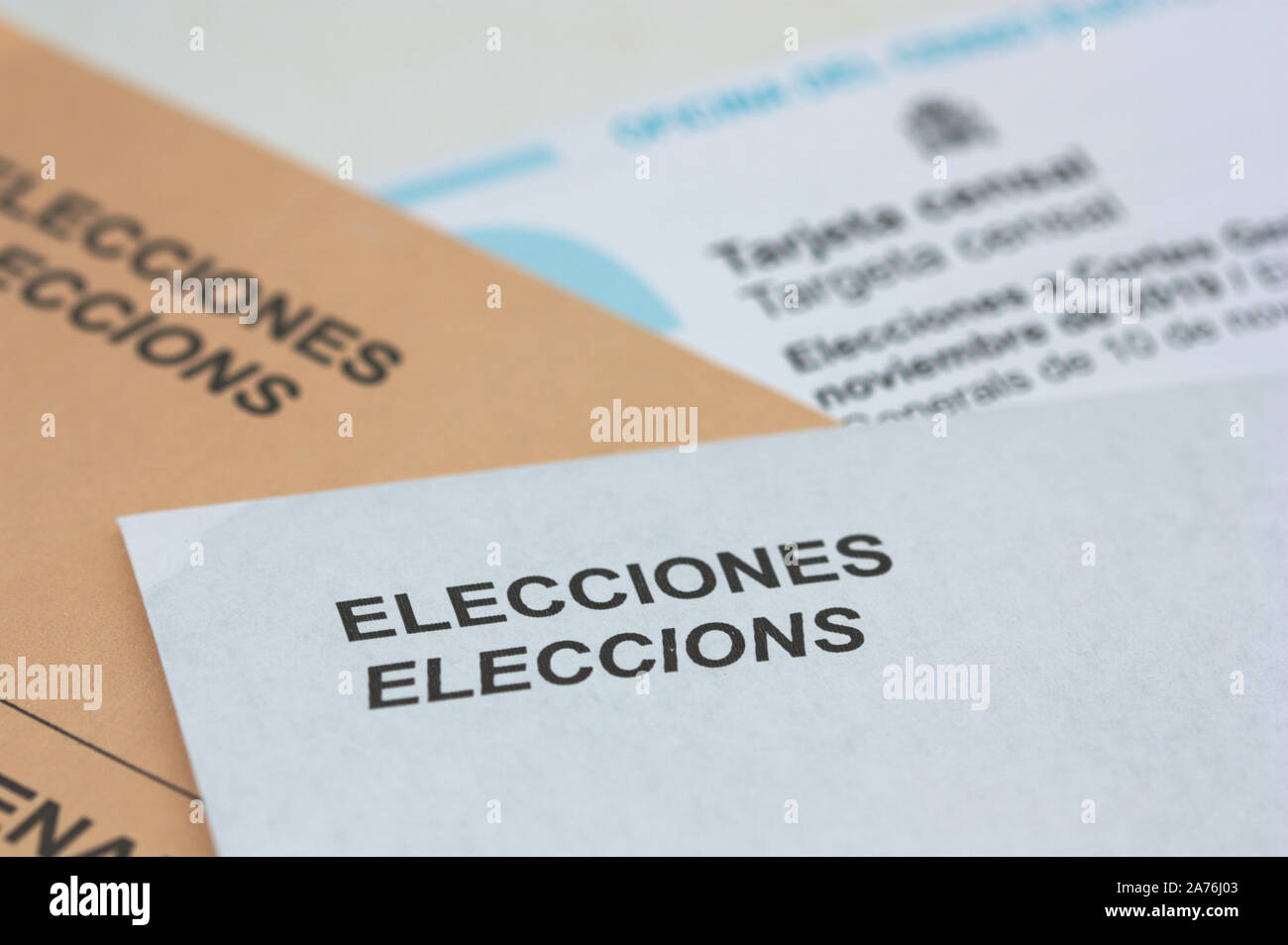 Valence, Espagne. Novembre, 2019. Bulletins de l'office de tourisme de le recensement électoral avec les enveloppes électorales pour les élections à l'tribunaux de la Banque D'Images