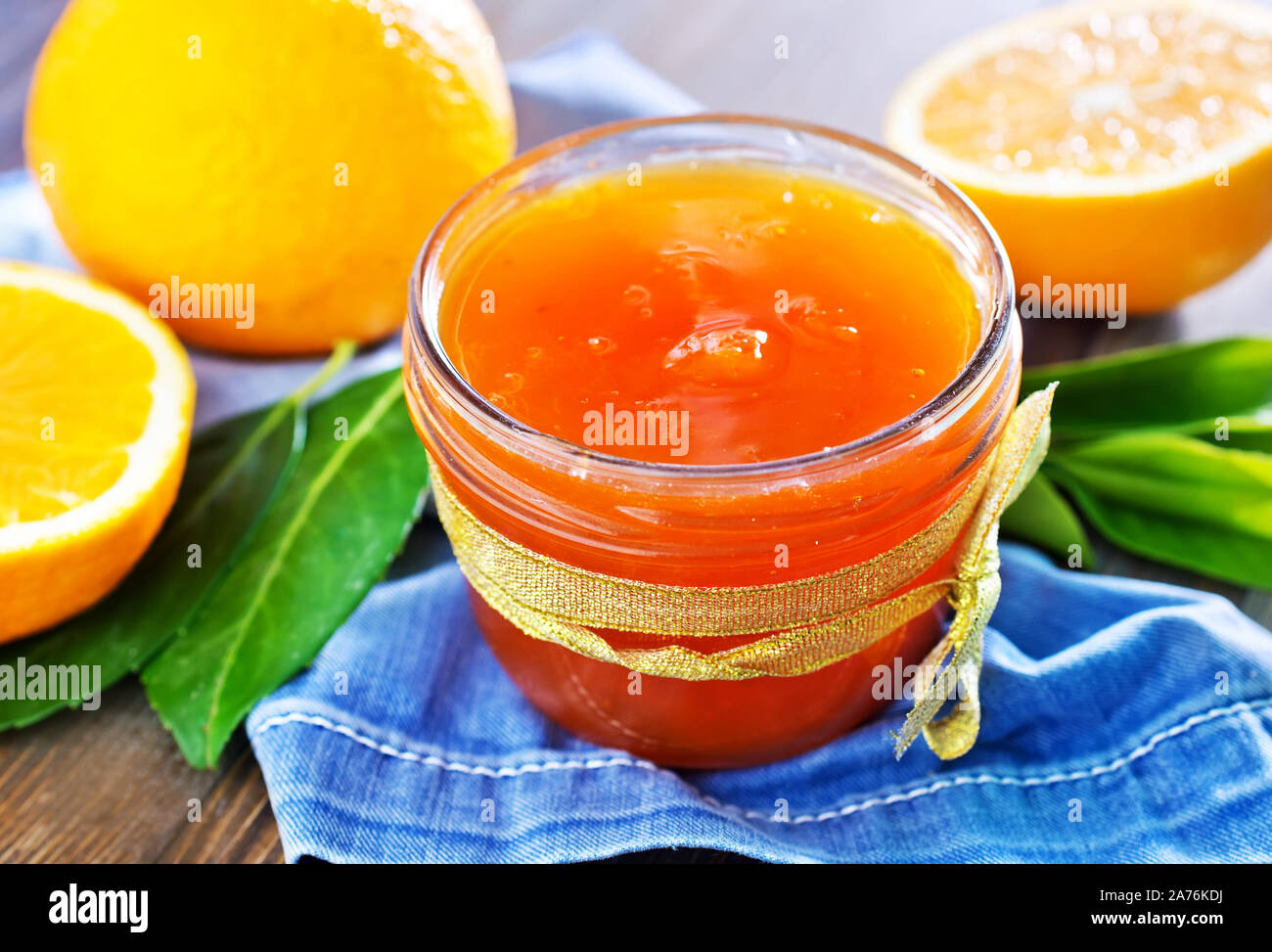 À partir de la confiture d'oranges dans le verre sur une table et banque Banque D'Images