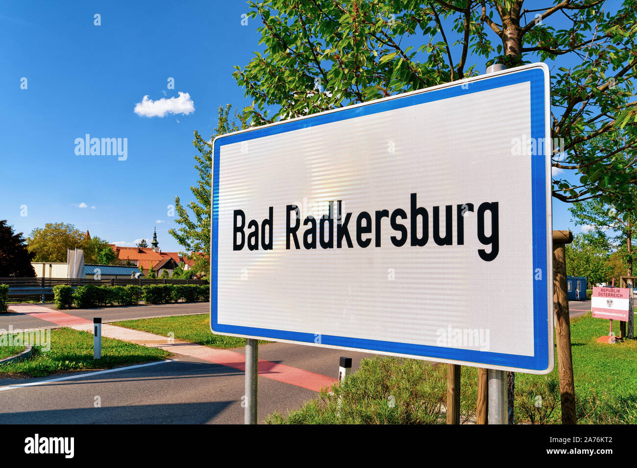 La circulation moderne road sign on white Bad Radkersburg Banque D'Images