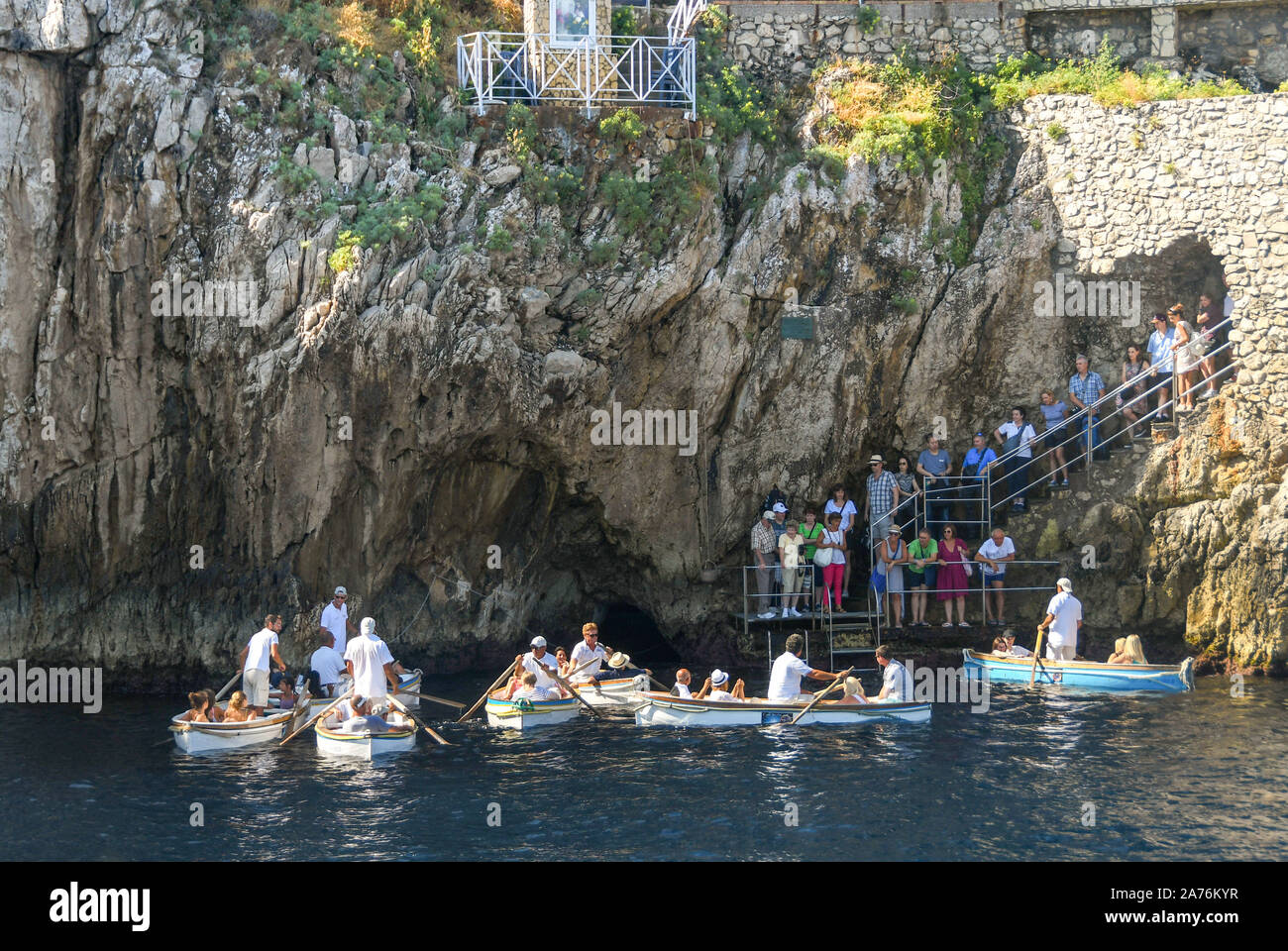 Île de Capri, ITALIE - AOÛT 2019 : les gens dans de petites barques d'être pagayé vers et depuis l'entrée de la "Grotta Azzurra" ou "Blue Grotto' cave Banque D'Images