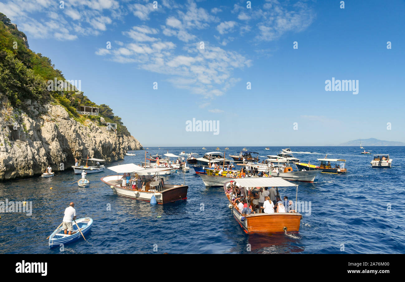 Île de Capri, ITALIE - AOÛT 2019 : les gens dans de petites embarcations attendent de voir la "Grotta Azzurra" ou "Blue Grotto' cave sur la côte de Capri Banque D'Images