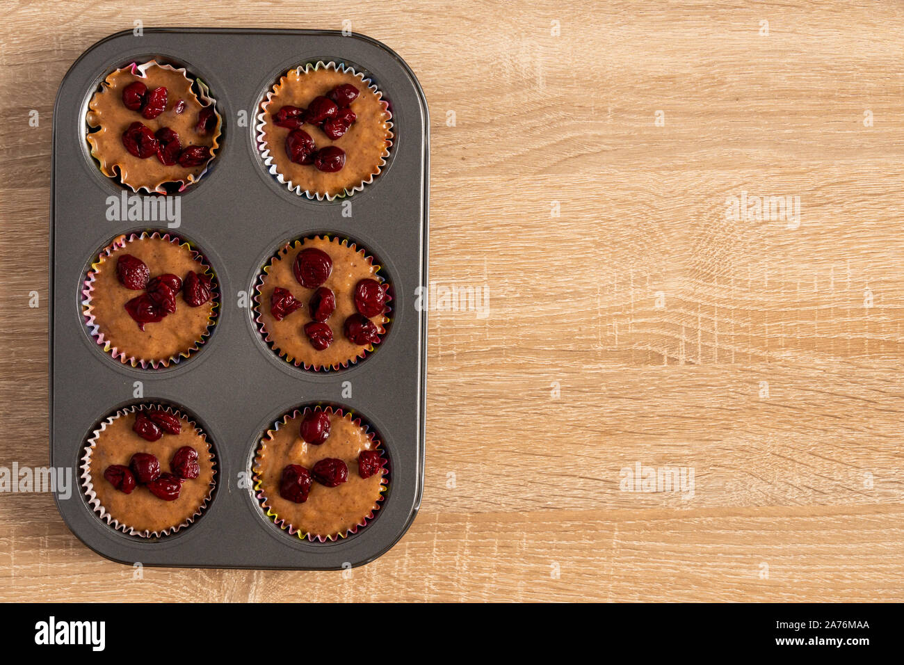 Vue de dessus de matières de griotte dans muffin plaque de cuisson Banque D'Images