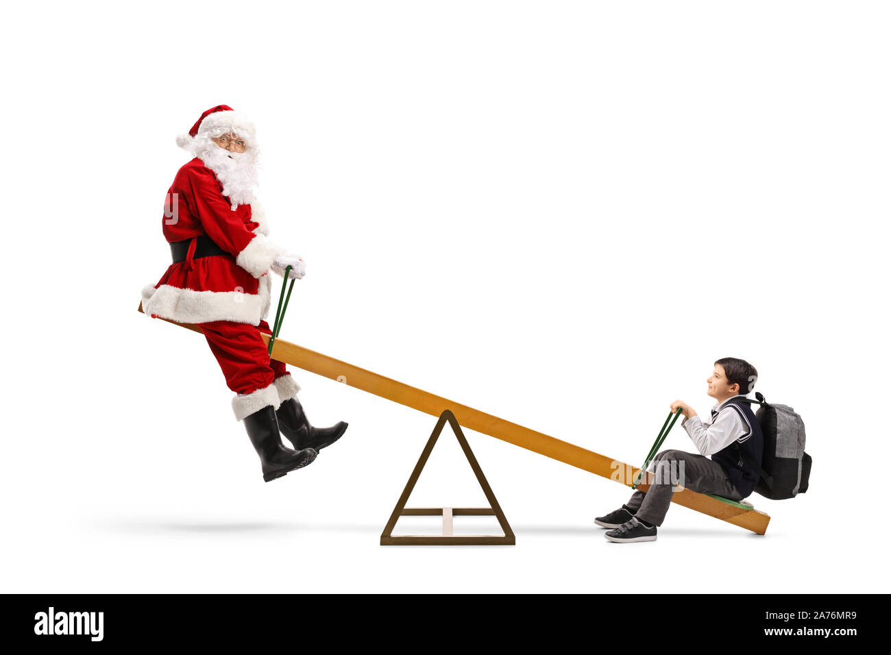 Santa Claus jouant sur une balançoire avec un écolier isolé sur fond blanc Banque D'Images