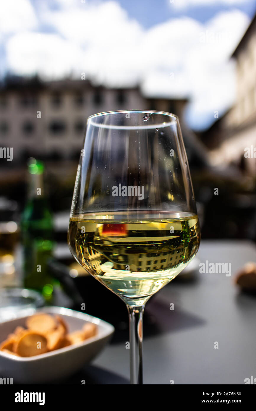 Vin Blanc Sur Un Verre Sur Une Terrasse En Plein Air Vin Italien Photo Stock Alamy