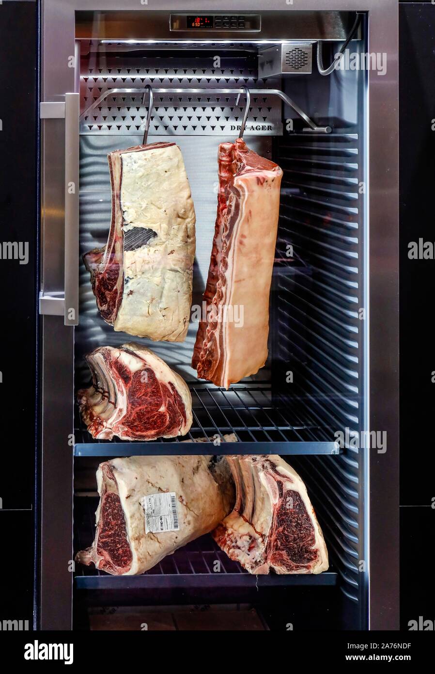 La viande Steak de Bœuf à sec, dans le mûrissement du Cabinet, Salon de l'alimentation, de l'Anuga Cologne, Rhénanie du Nord-Westphalie, Allemagne Banque D'Images
