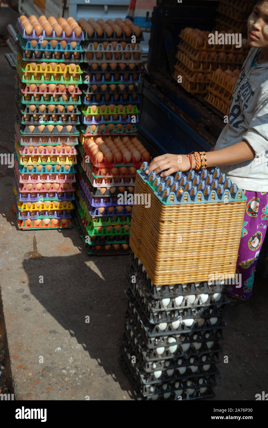 La vente des oeufs, Yangon, Myanmar, en Asie. Banque D'Images