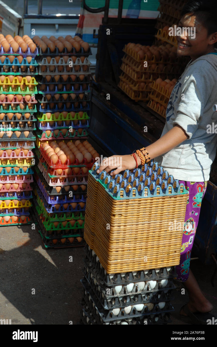 La vente des oeufs, Yangon, Myanmar, en Asie. Banque D'Images