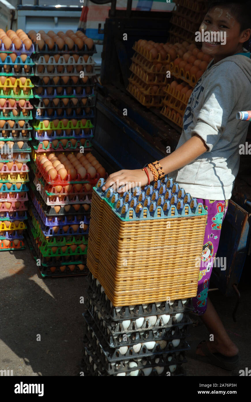 La vente des oeufs, Yangon, Myanmar, en Asie. Banque D'Images