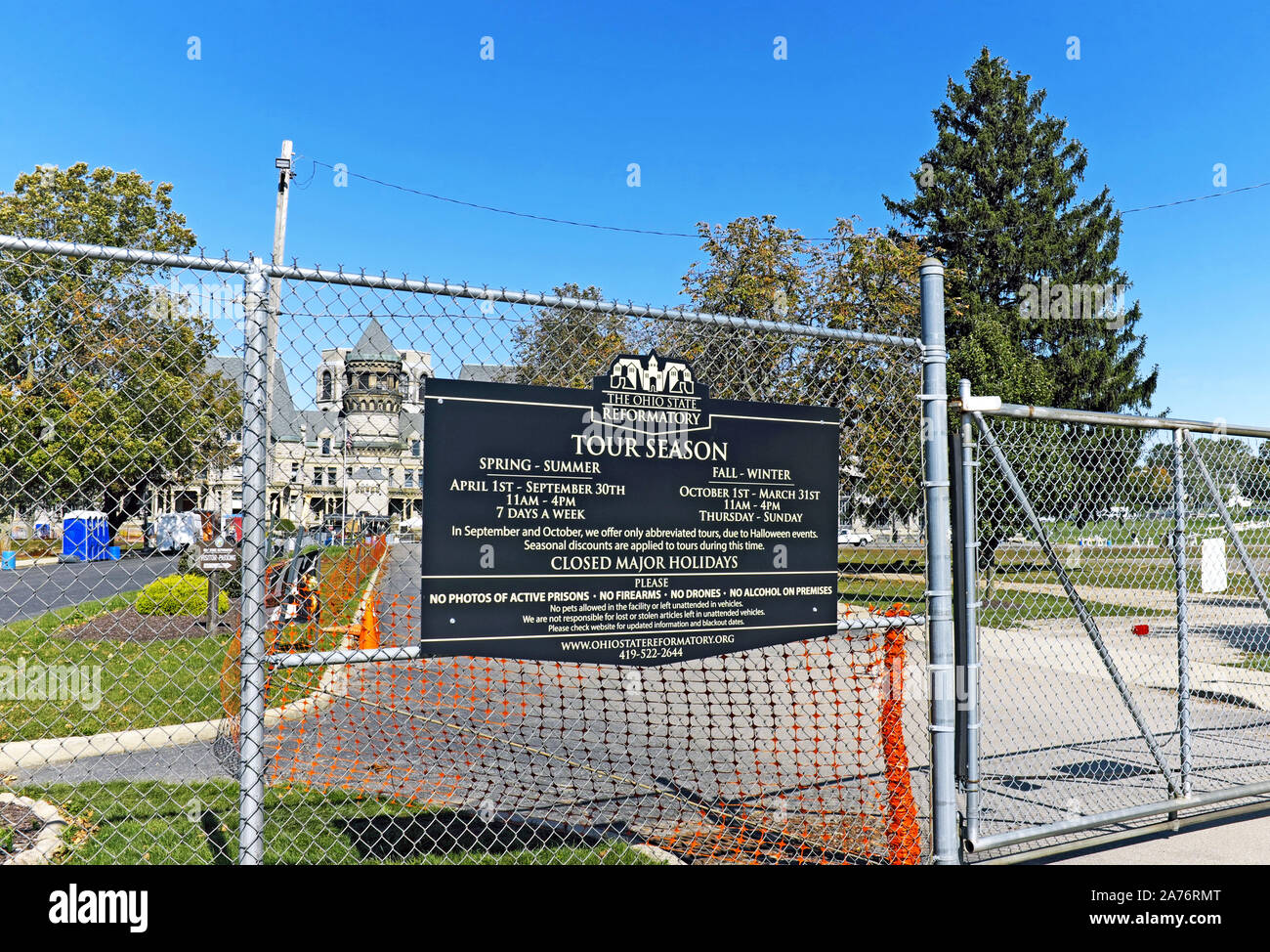 L'ancien reformatoire de l'État de l'Ohio à Mansfield, Ohio, États-Unis signalisation concernant les horaires/jours de la saison de visite est ouvert aux touristes. Banque D'Images