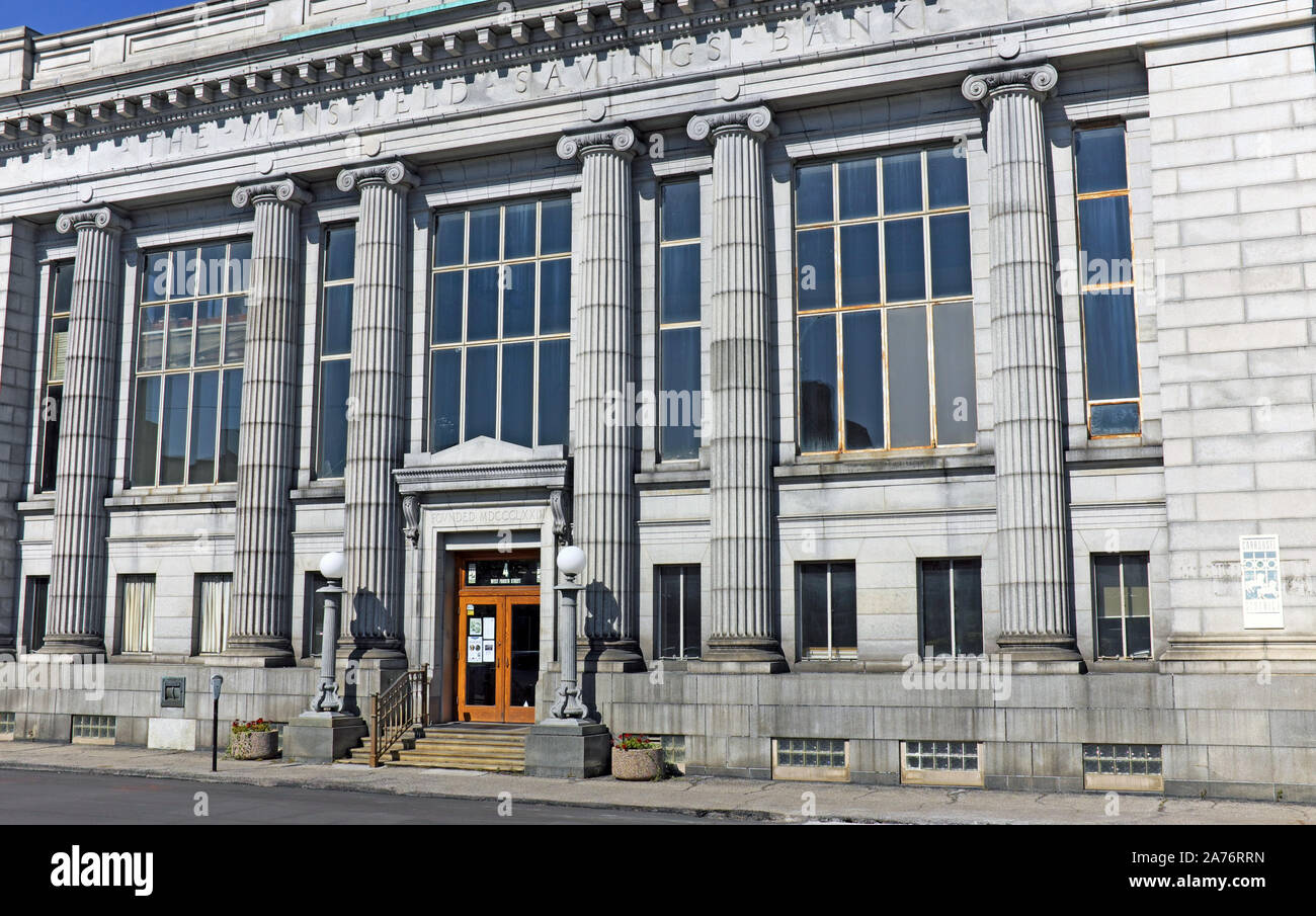 La Mansfield Savings Bank sur la 4ème rue du centre-ville de Mansfield, Ohio, USA est un exemple d'architecture institutionnelle classique de renouveau. Banque D'Images