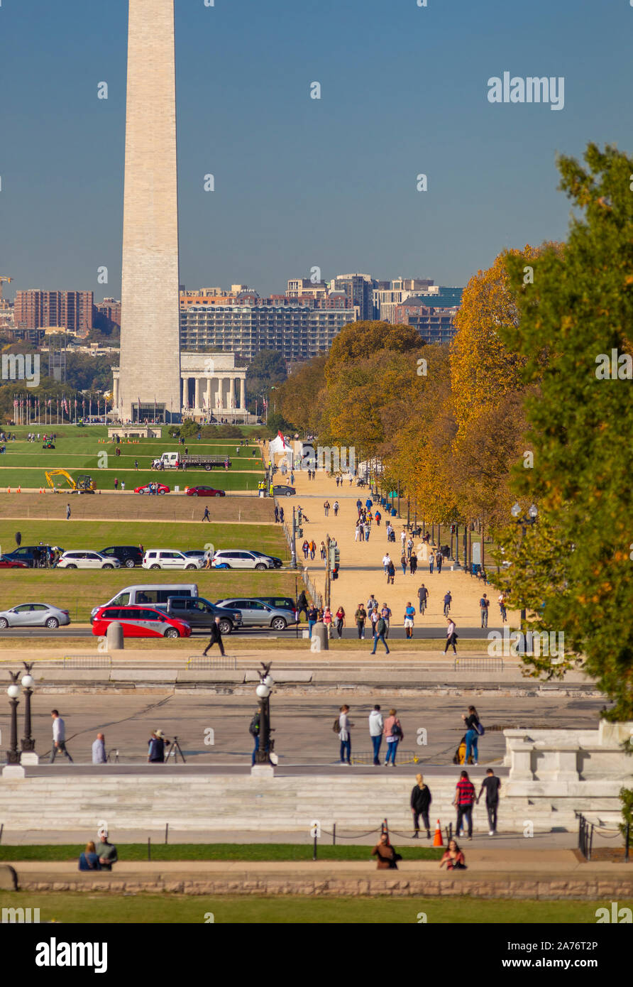 WASHINGTON, DC, USA - Les visiteurs de marcher sur le National Mall. Washington Monument à distance. Banque D'Images