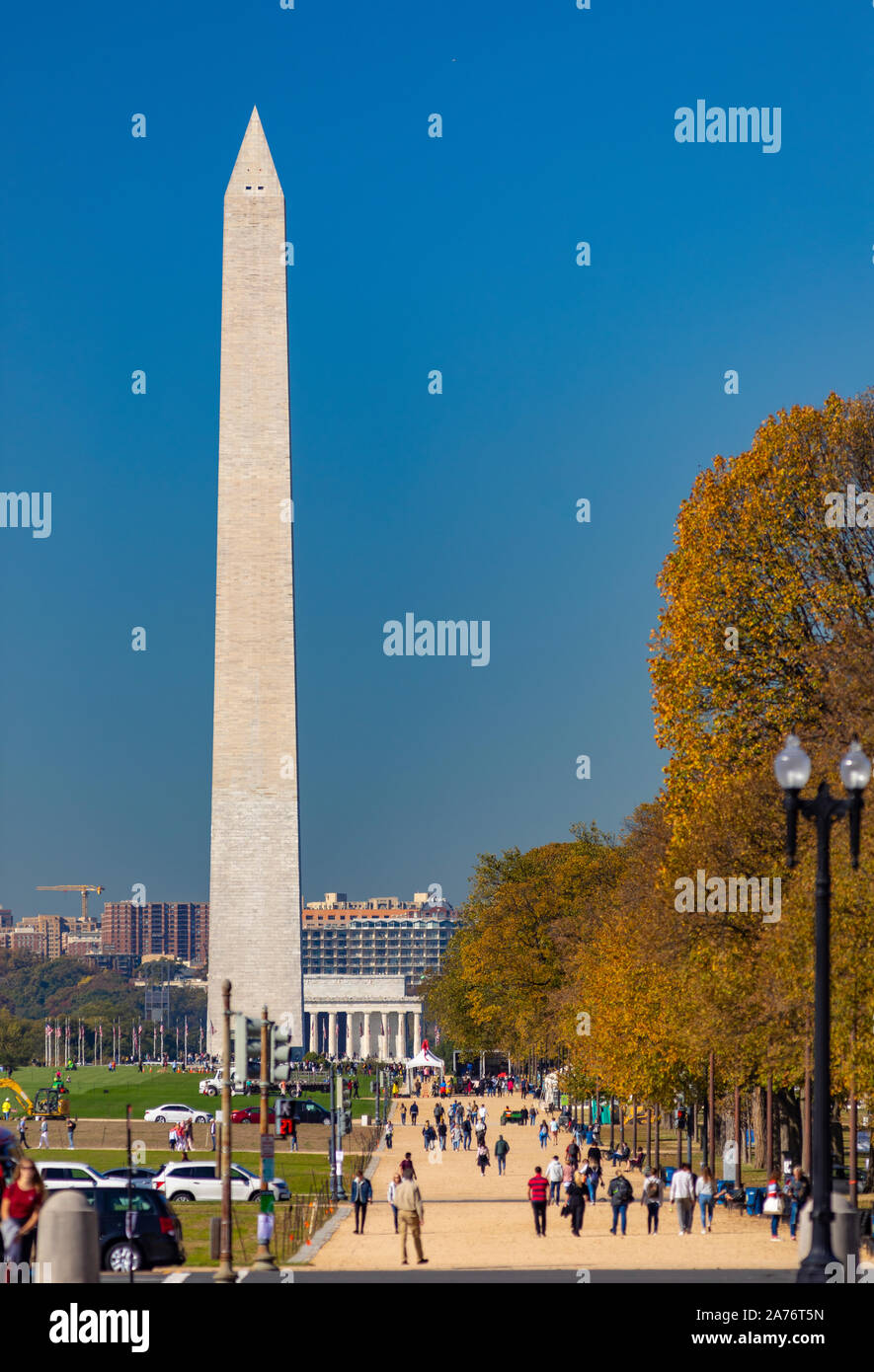 WASHINGTON, DC, USA - Les gens marchent sur le National Mall. Washington Monument à distance. Banque D'Images