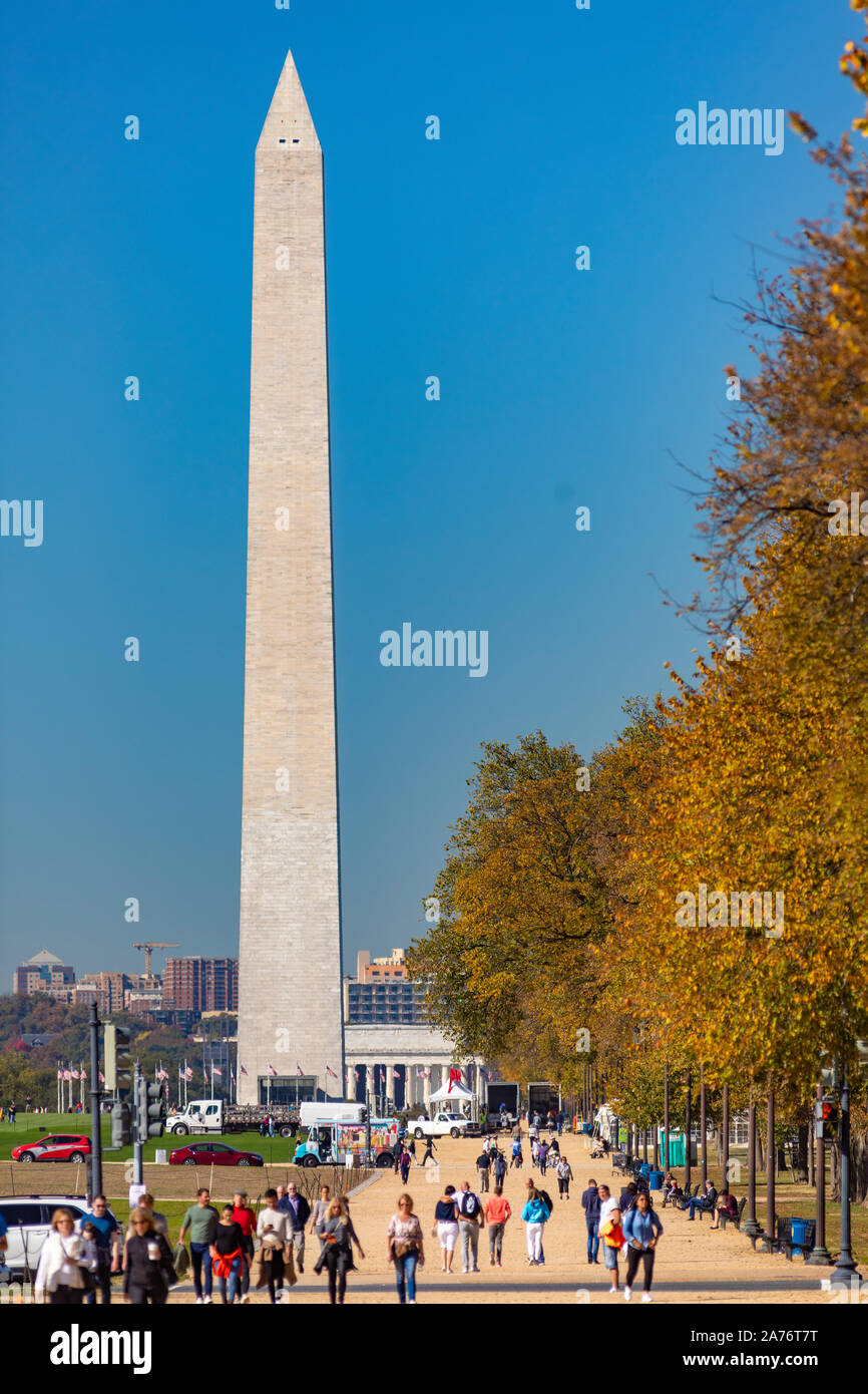 WASHINGTON, DC, USA - Les gens marchent sur le National Mall. Washington Monument à distance. Banque D'Images