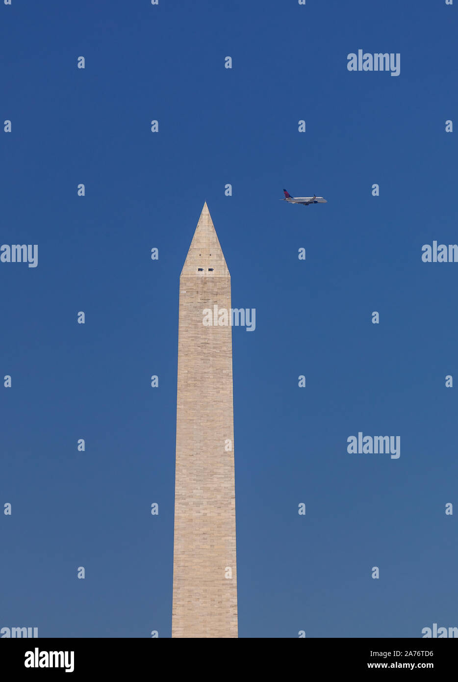 WASHINGTON, DC, USA - Washington Monument, partie supérieure et passant jetliner. Banque D'Images