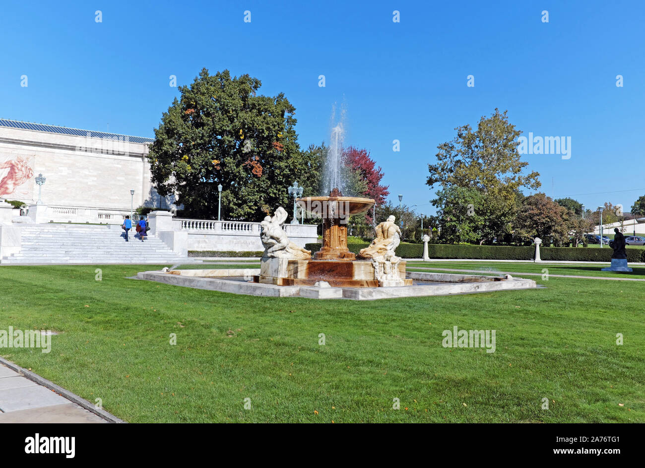 La fontaine des eaux à l'extérieur de l'entrée sud du Cleveland Museum of Art dans le jardin des beaux-arts de Wade Park à Cleveland, Ohio, États-Unis. Banque D'Images