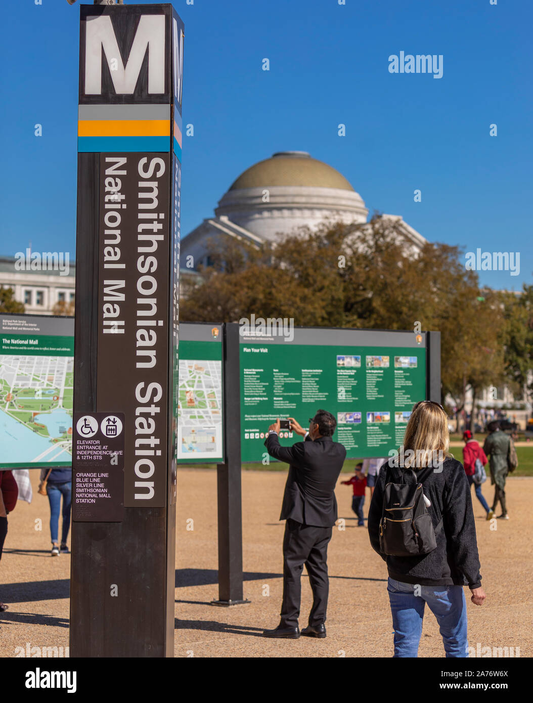 WASHINGTON, DC, USA - arrêt de métro, gare, Smithsonian National Mall. Les gens regardent les cartes. Banque D'Images