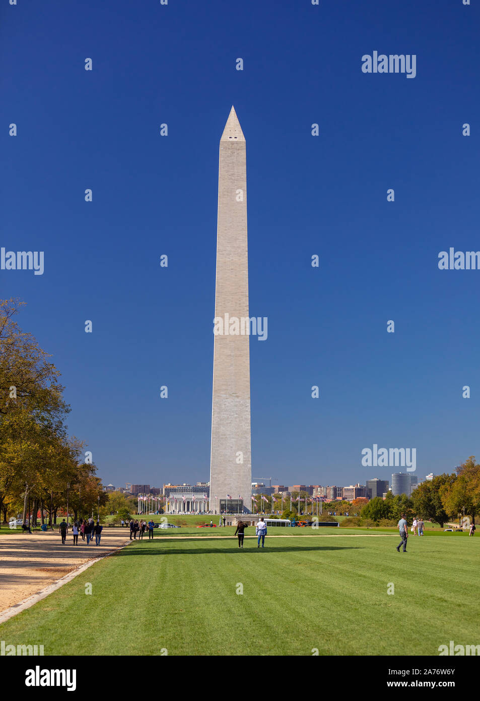 WASHINGTON, DC, USA - Washington Monument et personnes marchant sur National Mall. Banque D'Images