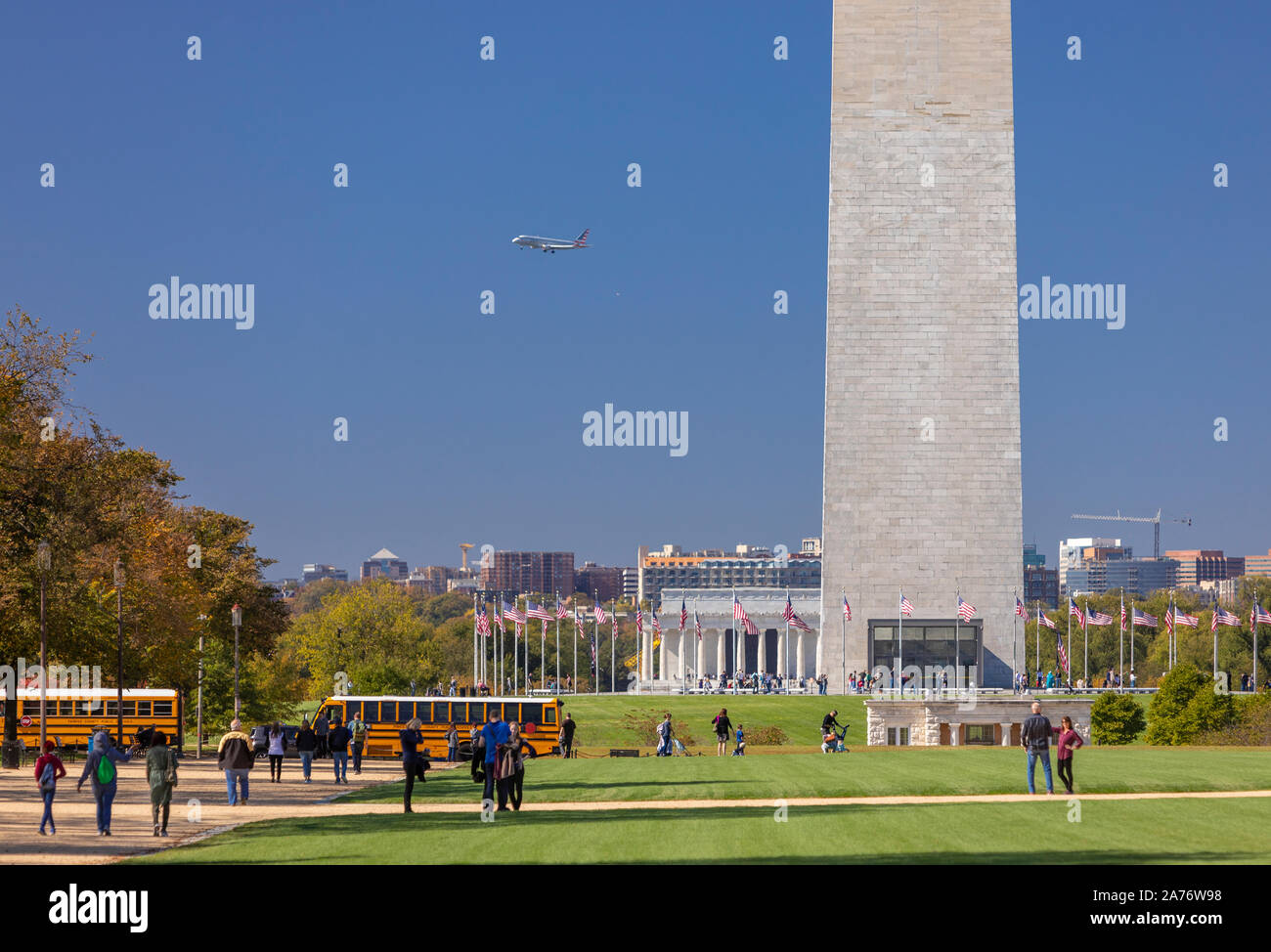 WASHINGTON, DC, USA - Washington Monument et personnes marchant sur National Mall. Les mouches par avion. Banque D'Images
