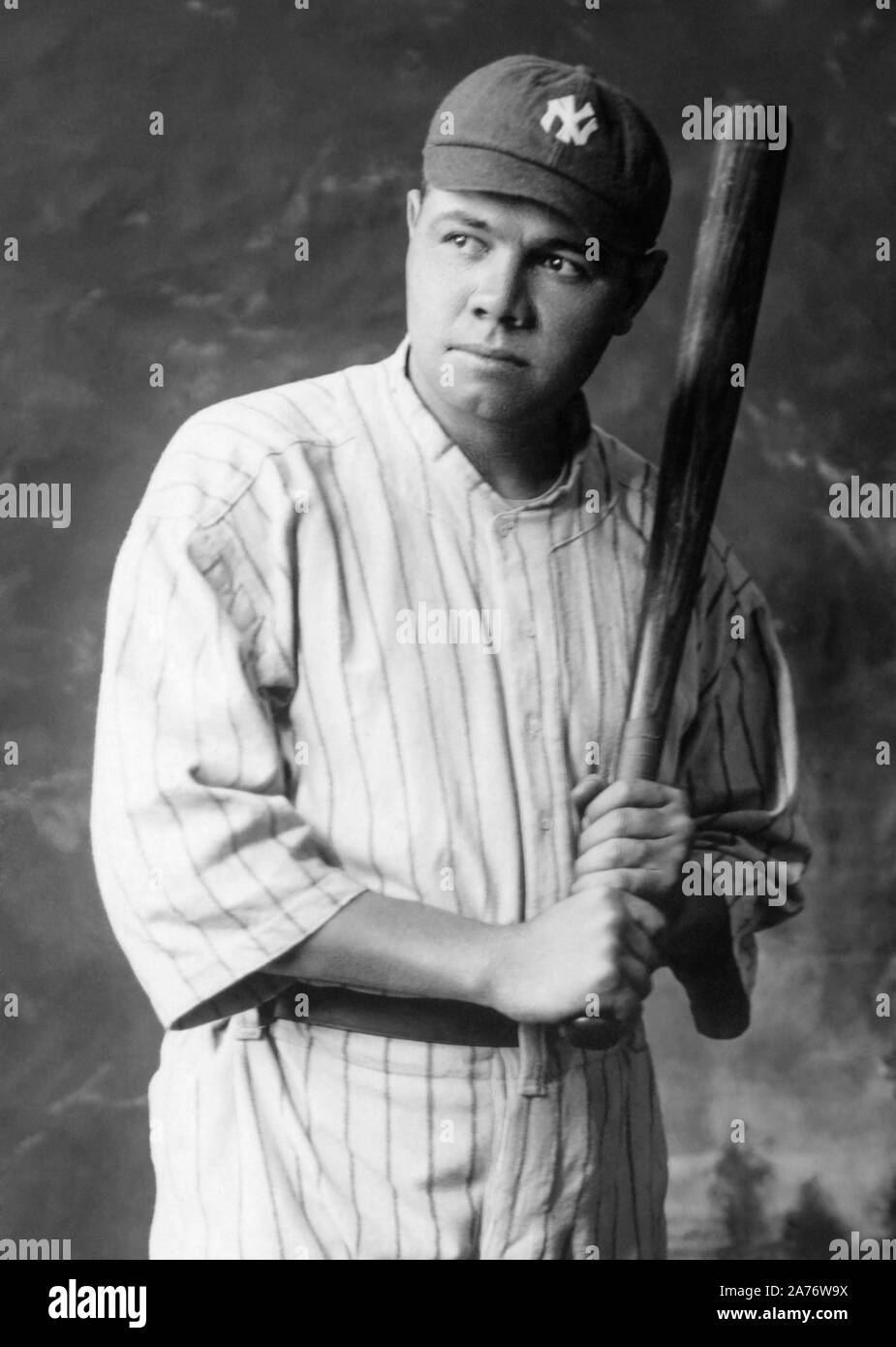 Légende de baseball Babe Ruth (1895-1948) tenant une batte de baseball dans un studio portrait, c1920. Banque D'Images