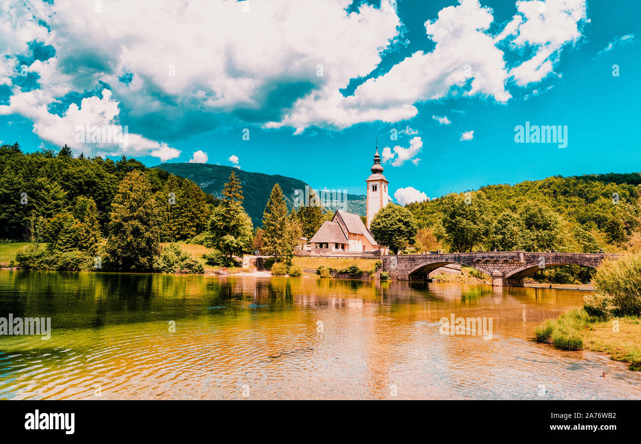 Paysage et l'église St Jean Baptiste de Slovénie Bohinj Lake Banque D'Images