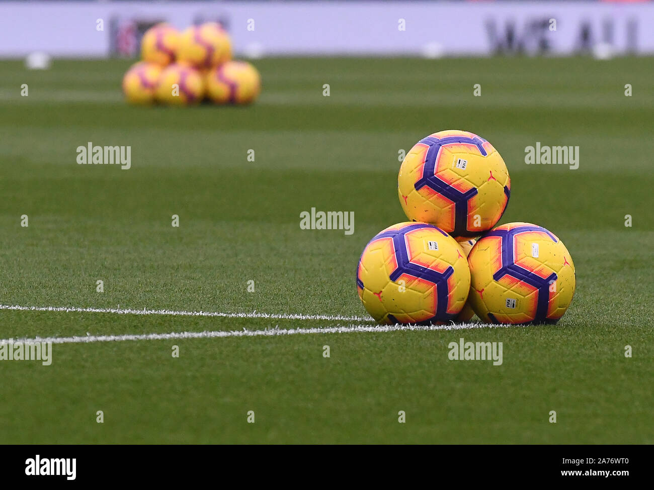 Londres, Angleterre - le 27 octobre 2018 : les ballons officiels en photo avant de l'English Premier League 2018/19 match entre FC Fulham et AFC Bournemouth à Craven Cottage. Banque D'Images