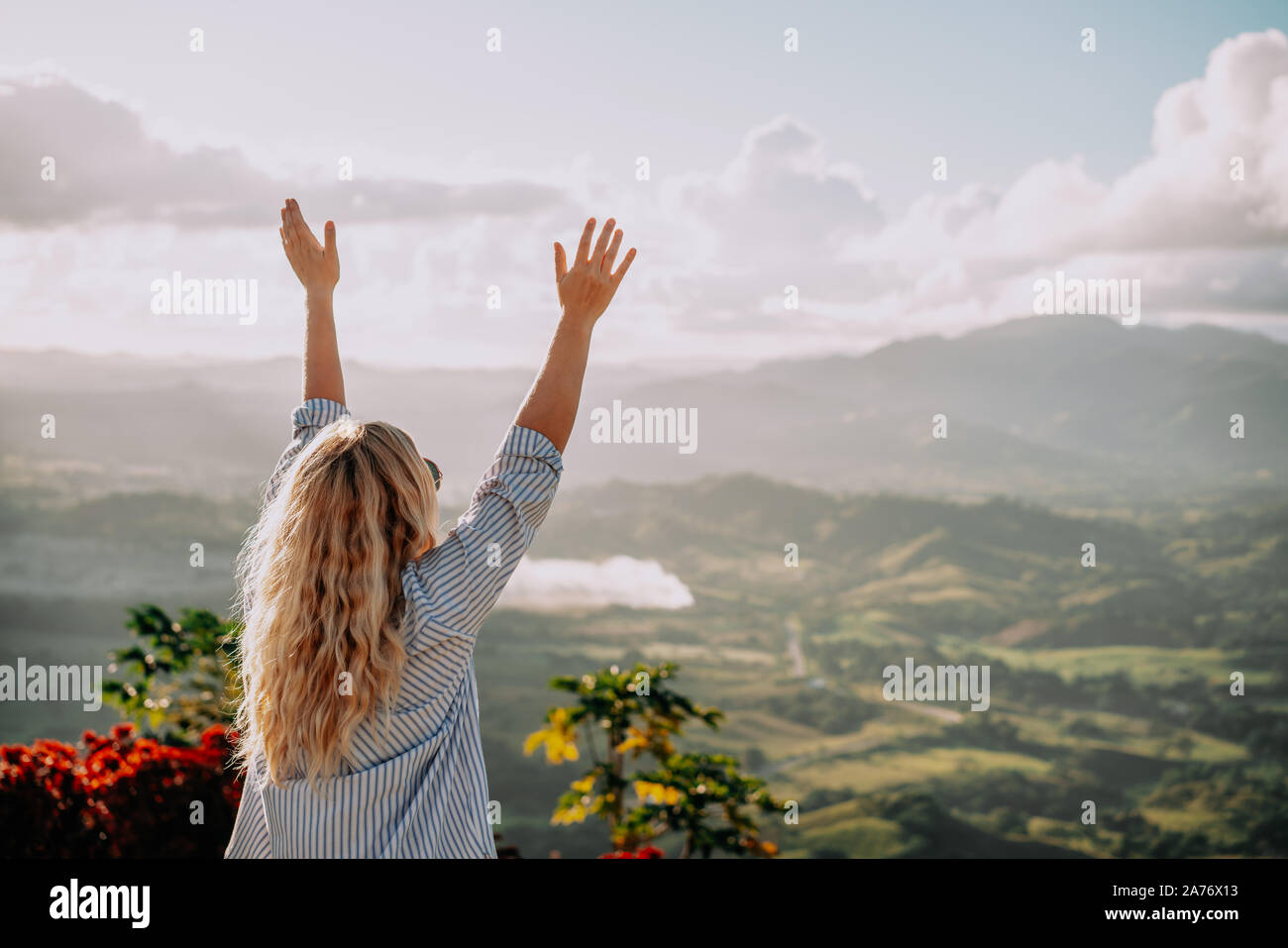 Belle vue de jeune femme profitant du soleil sur le haut de la montagne, à l'aube. Grand paysage. Voyage de rêve, Concept, objectif Banque D'Images