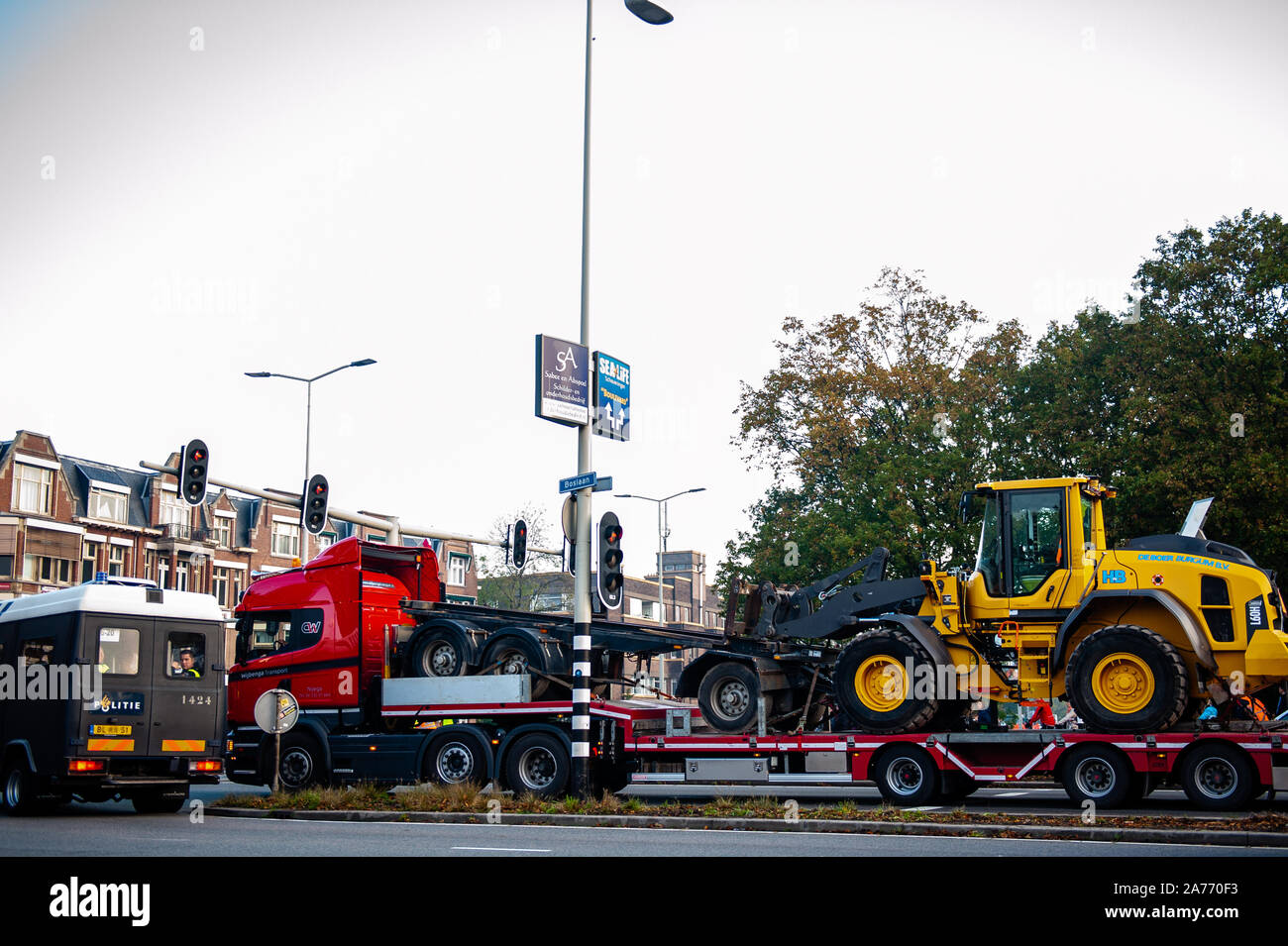 Un véhicule lourd d'entrer dans la ville pendant la manifestation.Après les agriculteurs néerlandais, l'industrie de la construction tient aussi à prendre des mesures contre la lutte contre les émissions d'azote et l'amélioration de la capacité de travail de la réglementation et des normes relatives au SAFP (poly et substances perfluoroalkyliques). La nouvelle campagne 'groupe Voornemen dans Verzet" a organisé la journée d'action nationale au Malieveld à La Haye. Banque D'Images