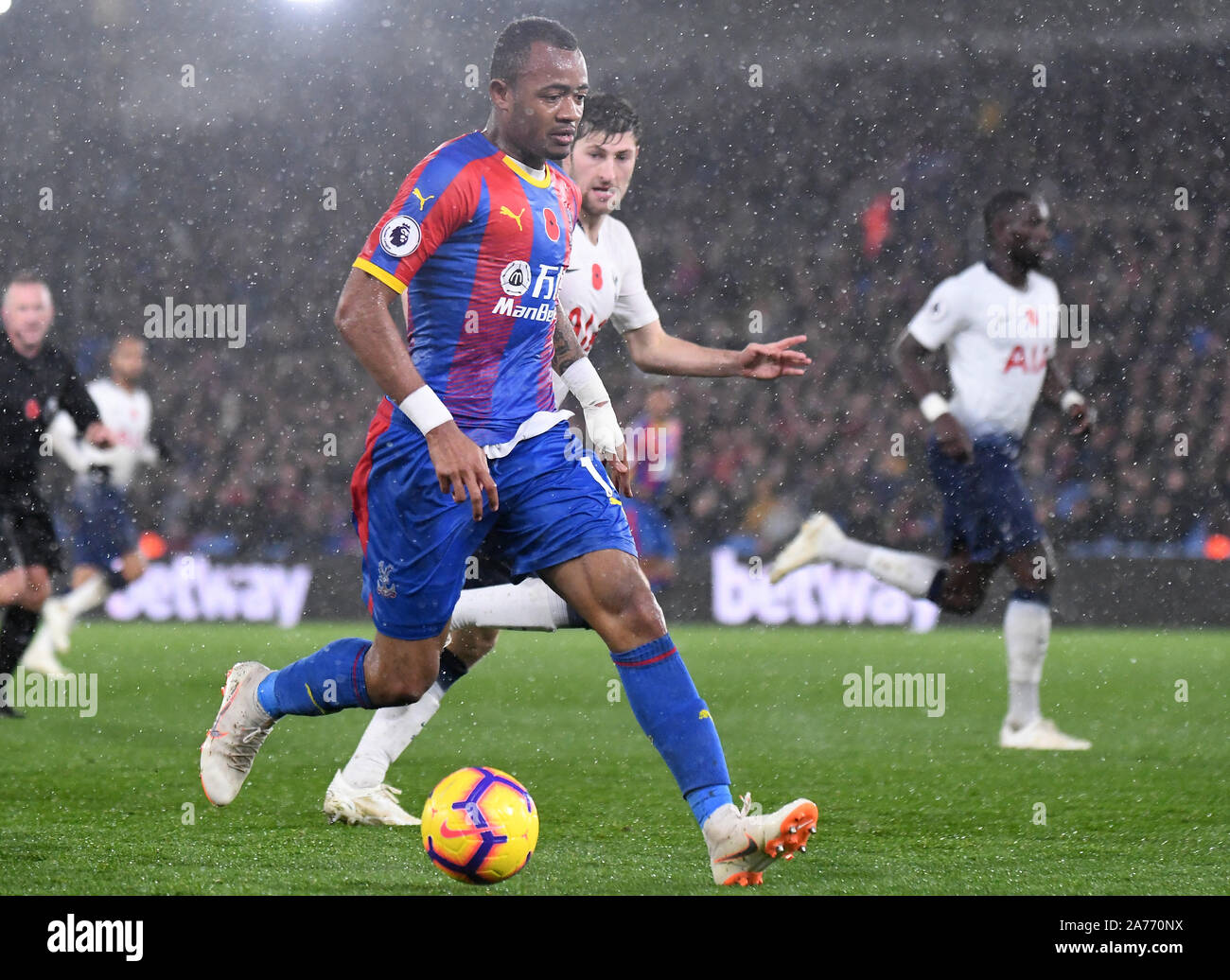 Londres, ANGLETERRE - 10 NOVEMBRE 2018 : Jordan Ayew de Palace photographié au cours de la Premier League 2018/19 match entre Crystal Palace et Tottenham Hotspur à Selhurst Park. Banque D'Images