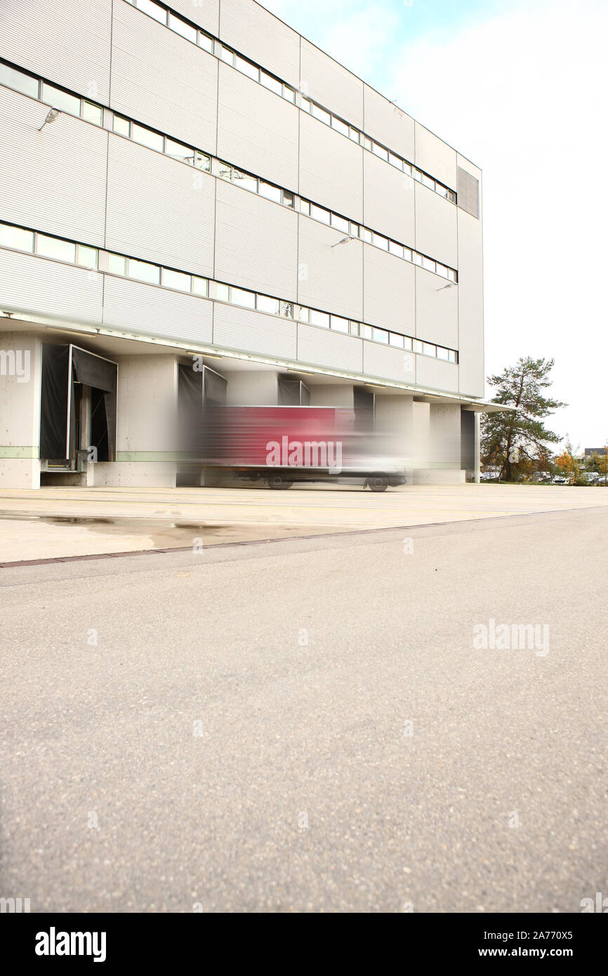 Les travailleurs d'un chargement de l'entrepôt une voiture Banque D'Images