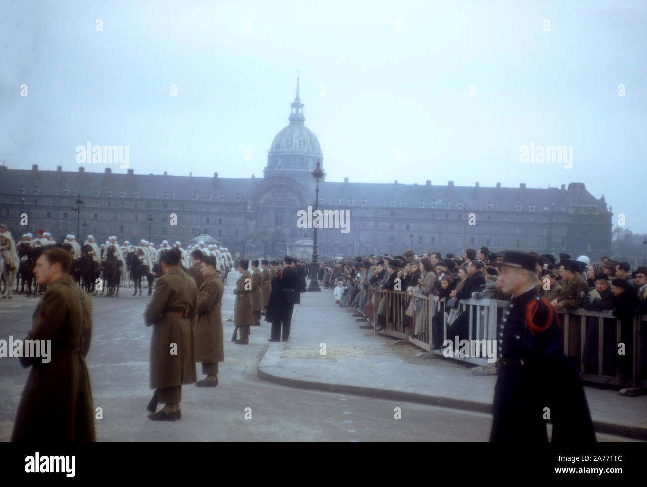 PARIS, FRANCE - 7 février : Personnes bordent les rues comme l'armée française sur l'marche vers l'Avenue des Champs-Elysées, le 7 février 1952 à Paris, France. (Photo de Hy Peskin) Banque D'Images