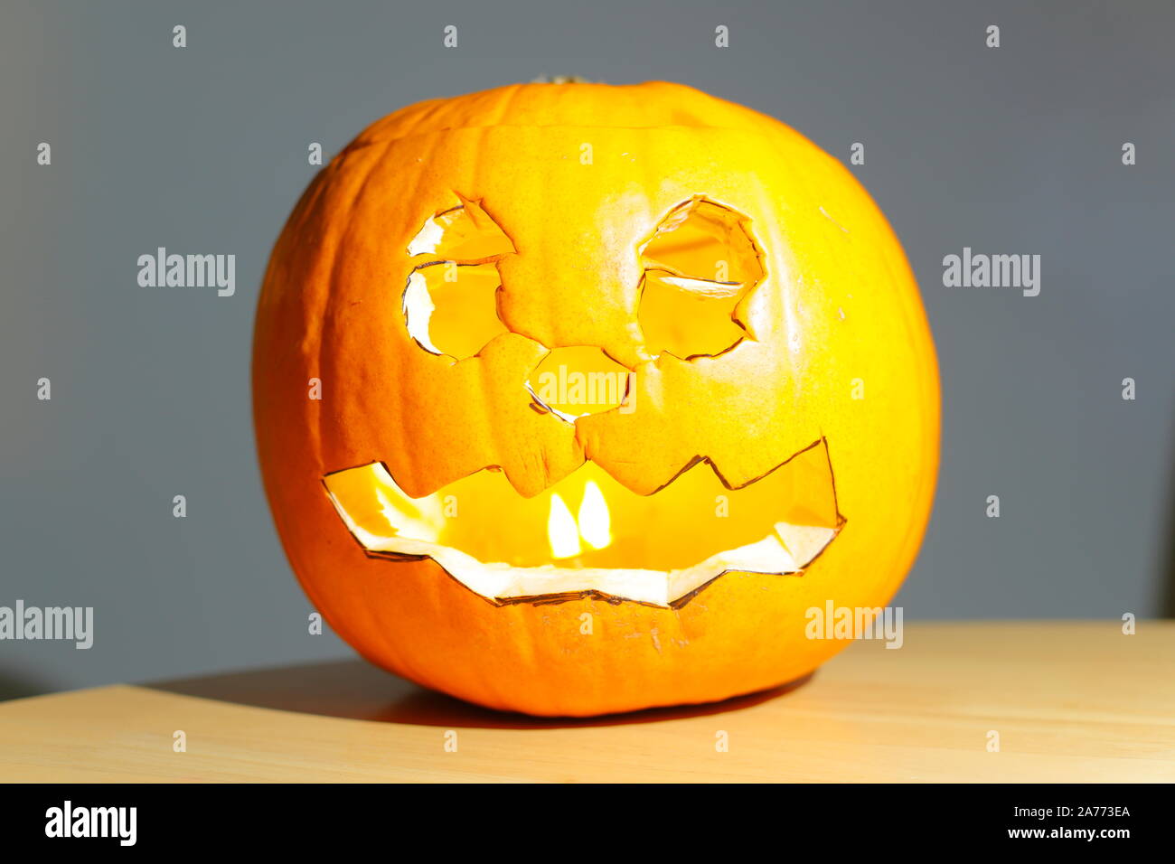 Un cierge allumé prêt pour l'Halloween citrouille sculptée Banque D'Images