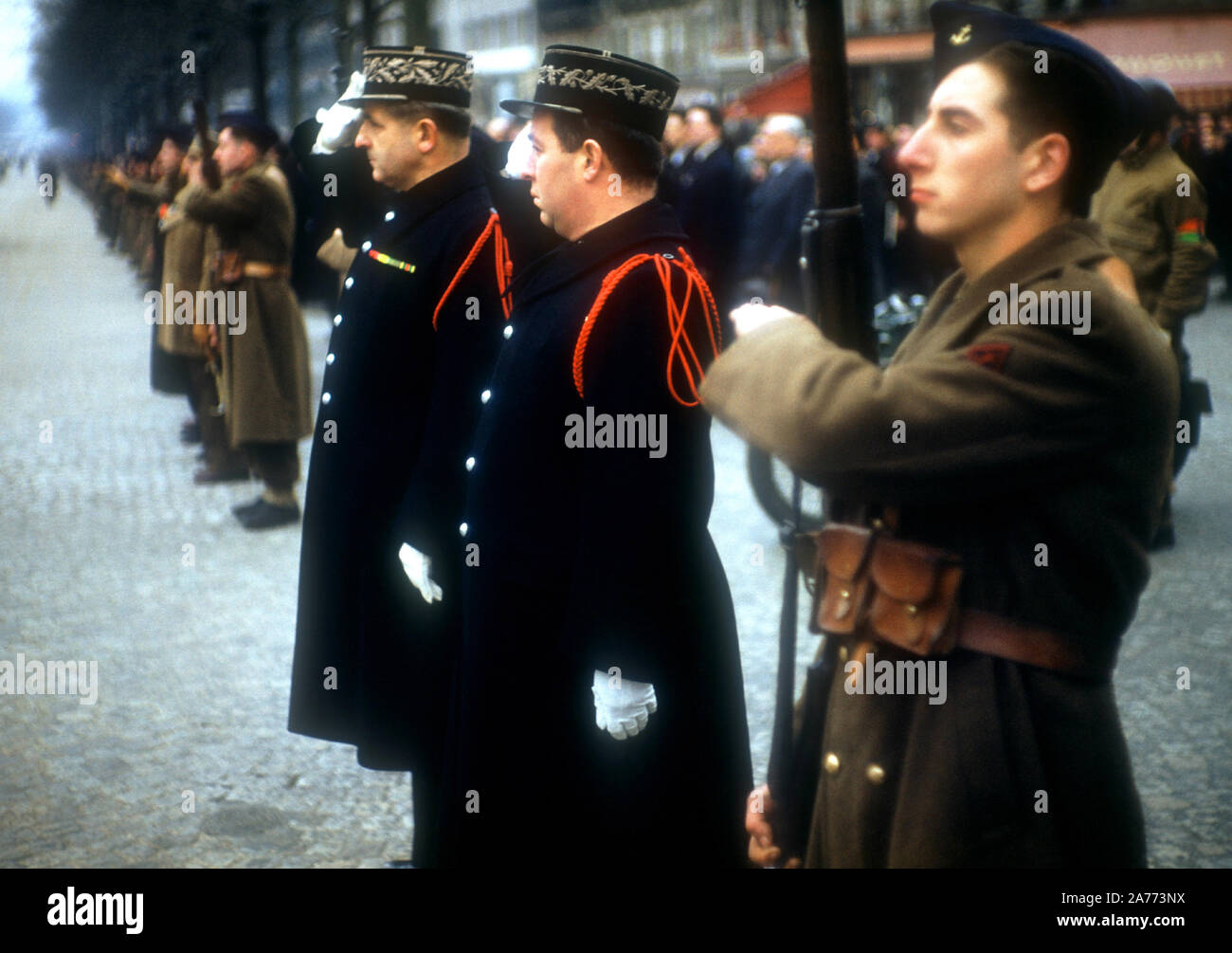 PARIS, FRANCE - 7 février : salut les soldats français près de l'Avenue des Champs-Élysées, le 7 février 1952 à Paris, France. (Photo de Hy Peskin) Banque D'Images