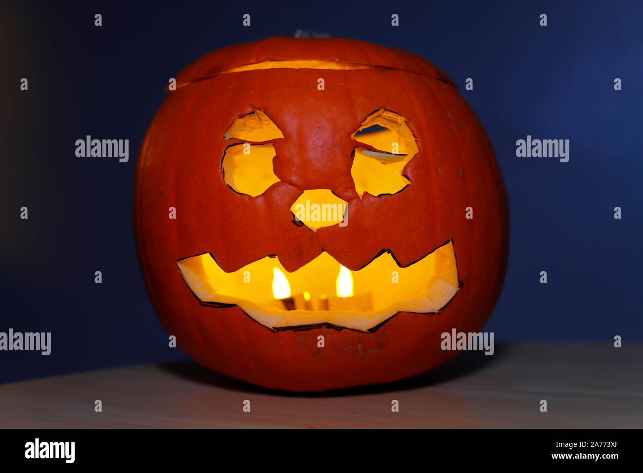 Un cierge allumé prêt pour l'Halloween citrouille sculptée Banque D'Images