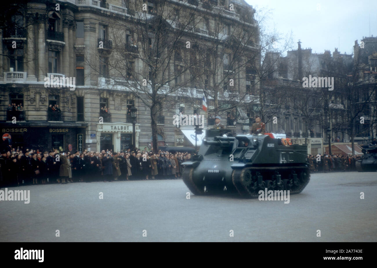 PARIS, FRANCE - 7 février : Un char de l'armée française roule dans la rue en direction de l'Avenue des Champs-Elysées, le 7 février 1952 à Paris, France. (Photo de Hy Peskin) Banque D'Images