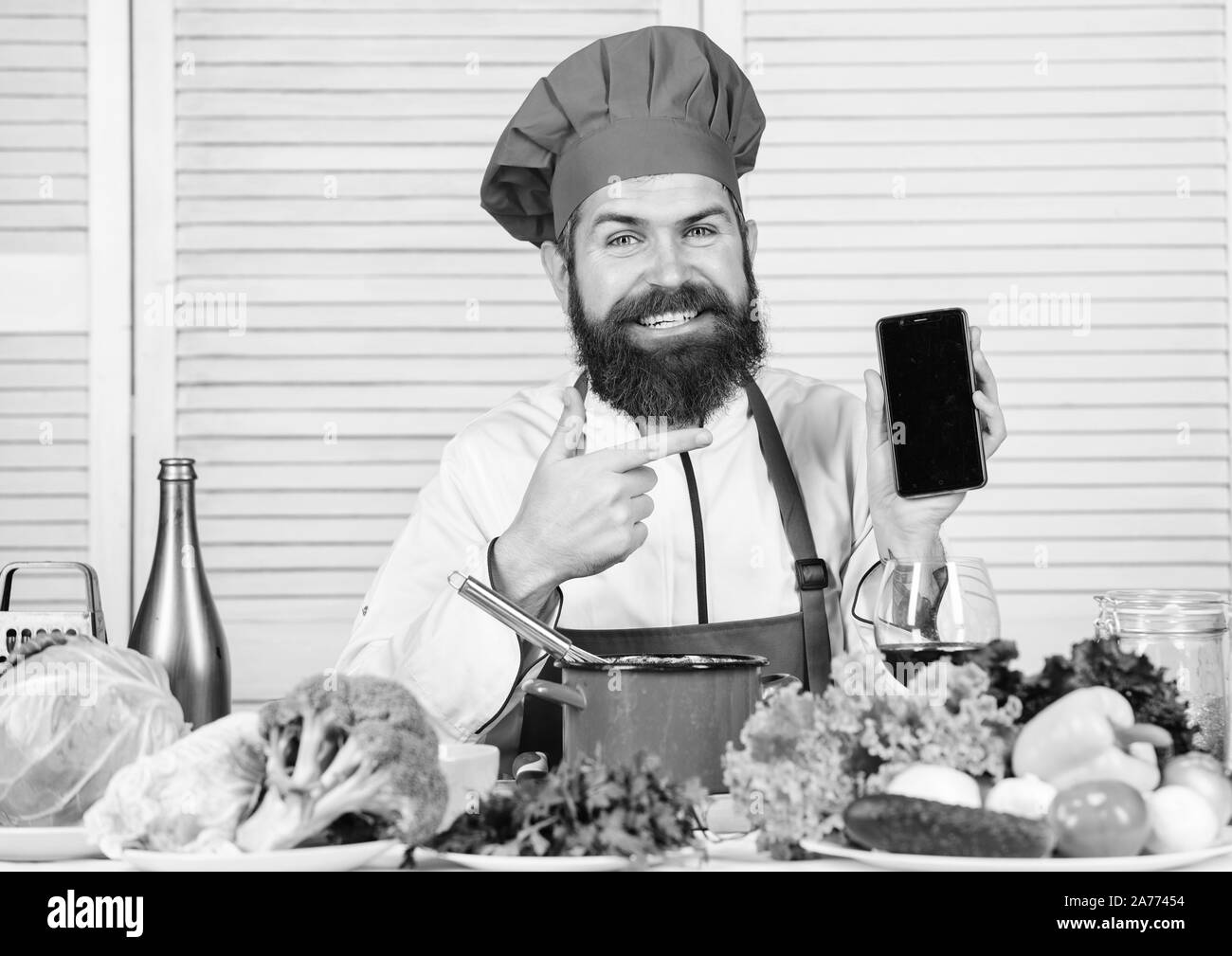 Culinaire Cuisine. La vitamine. Salade végétarienne avec des légumes frais. La cuisson des aliments sains. Hipster mature avec barbe. Suivre un régime d'aliments biologiques. Heureux homme barbu. chef recette. Grand jour pour le shopping. Banque D'Images