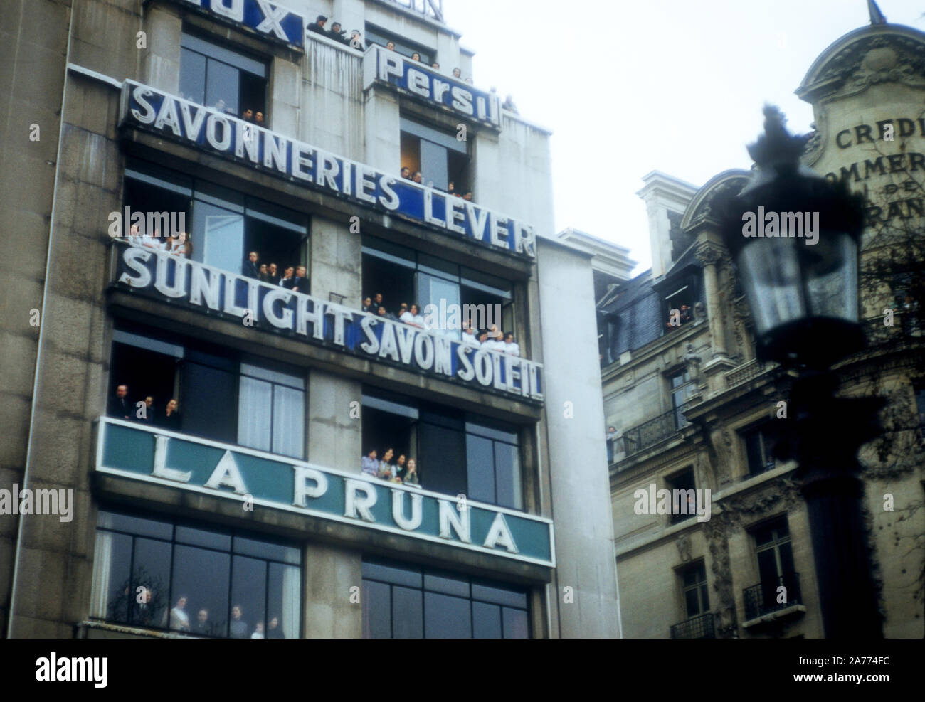 PARIS, FRANCE - 7 février : Les gens, ni de leurs fenêtres comme l'Armée Frency en bas de l'Avenue des défilés des Champs-elysées le 7 février 1952 à Paris, France. (Photo de Hy Peskin) Banque D'Images
