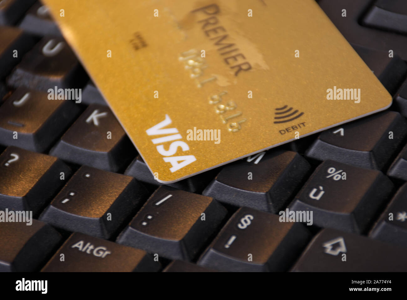 Une carte VISA PREMIER, placé sur un clavier noir, prêt à acheter en ligne  avec cette carte de crédit Photo Stock - Alamy