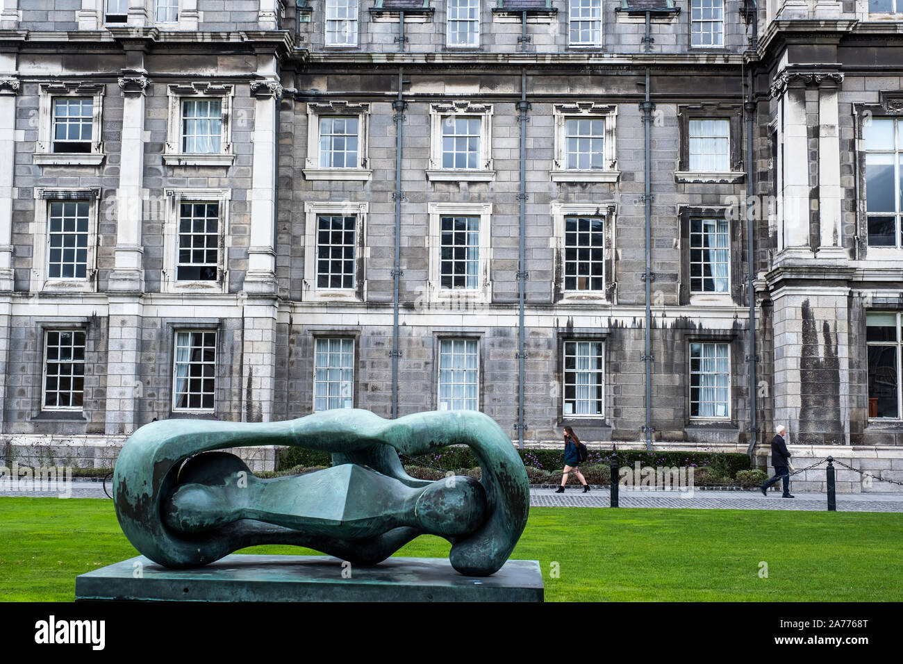 'Forme' connecté inclinables sculpture de Henry Moore, Library Square, à Trinity College, Dublin, Irlande Banque D'Images
