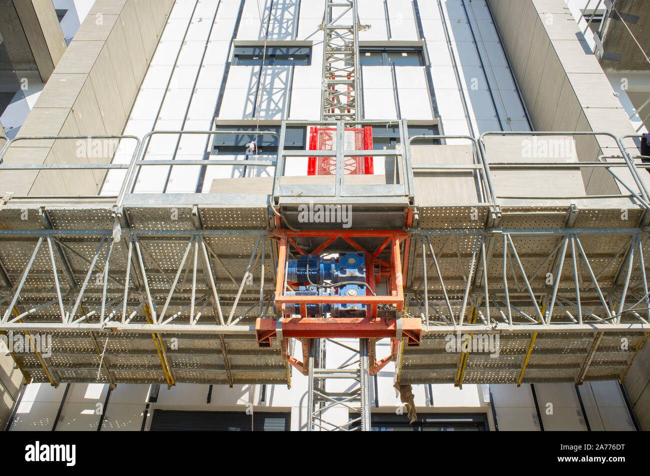 Les plates-formes de transport de l'échafaud ascenseur au chantier de construction. Low angle view Banque D'Images