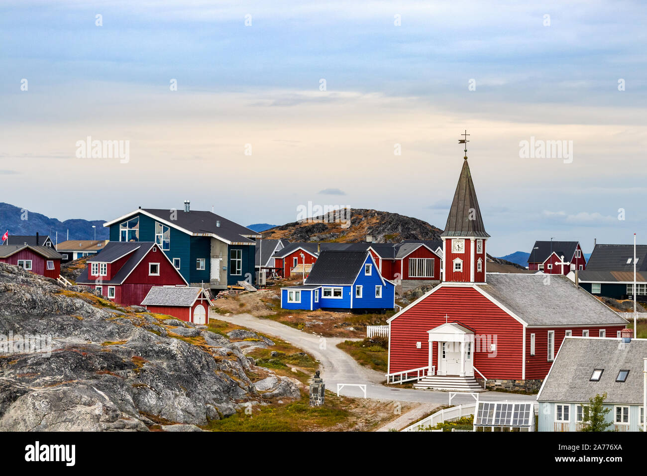 La Cathédrale d'Annaassisitta Oqaluffia notre Sauveur et maisons colorées à Nuuk. Banque D'Images