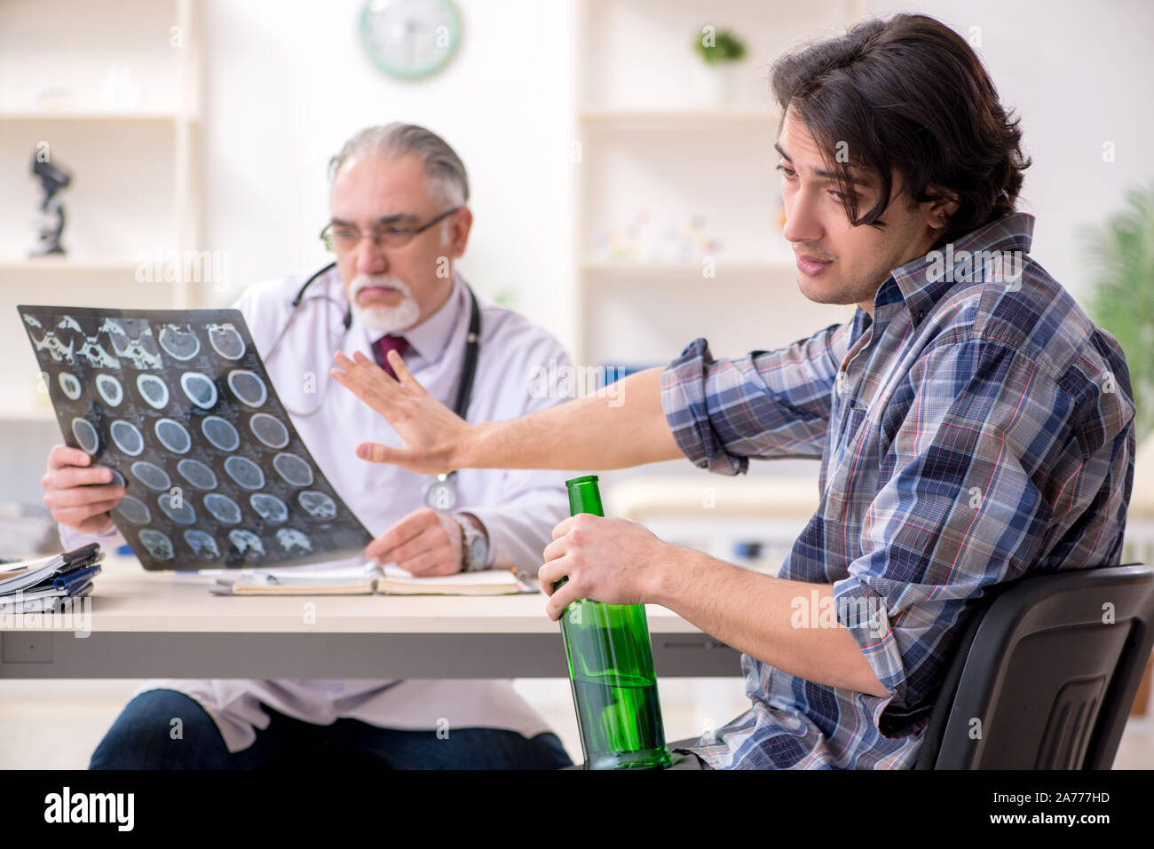 Le jeune homme en vieux médecin alcoolique Banque D'Images