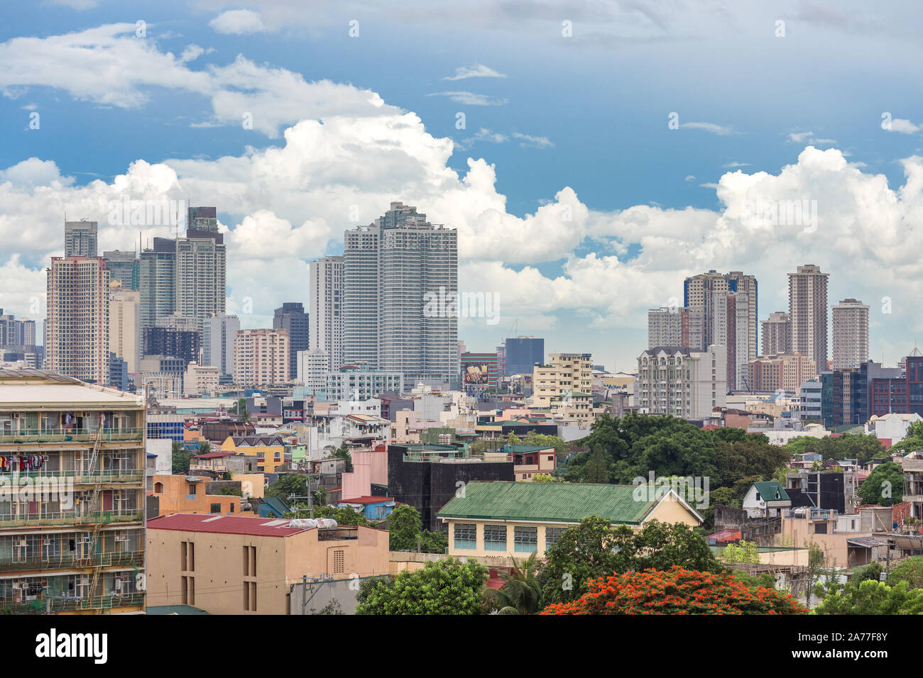 Manille, Philippines - juin 7, 2017 : rues de la région de Manille : ghetto taudis et gratte-ciel Banque D'Images